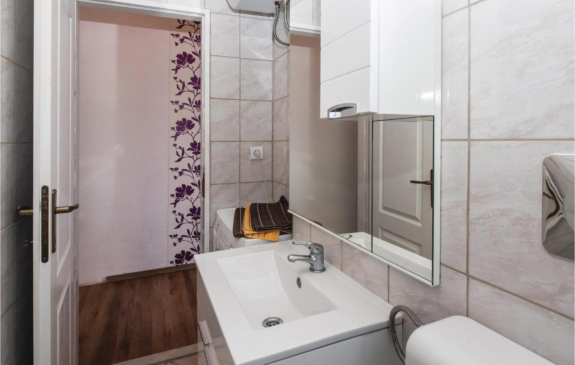 Nice Apartment In Split With Kitchen Exterior foto