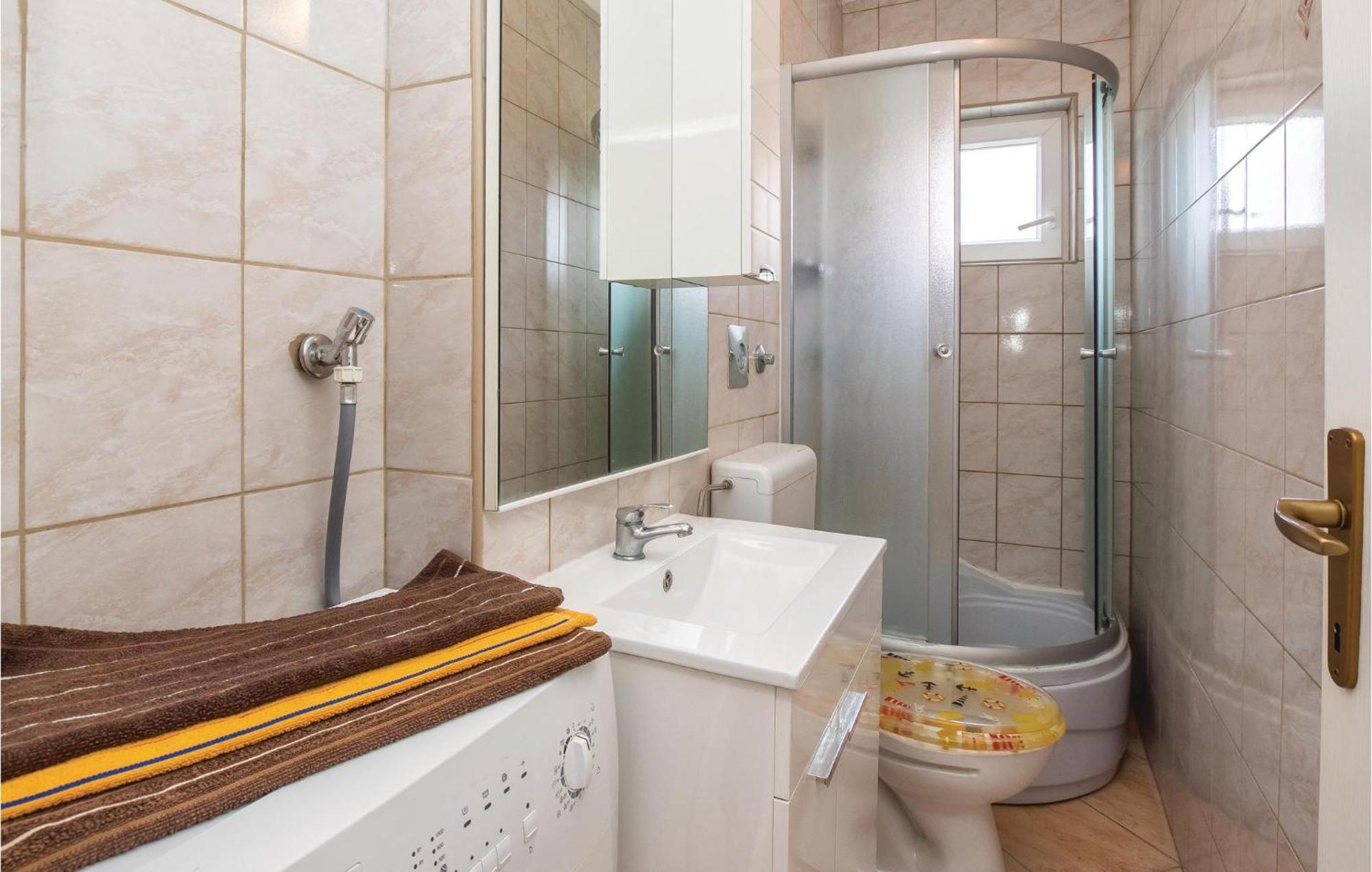 Nice Apartment In Split With Kitchen Exterior foto